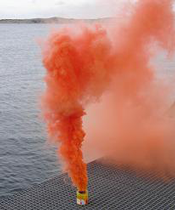 Om hjälpen som kommer är en helikopter, eller du vill uppmärksamma ett flygplan att du behöver hjälp så är en rökbomb ett utmärkt hjälpmedel. Tänd den och släng den i sjön så färgar röken ett stort område. Släng den så att röken blåser bort från båten.